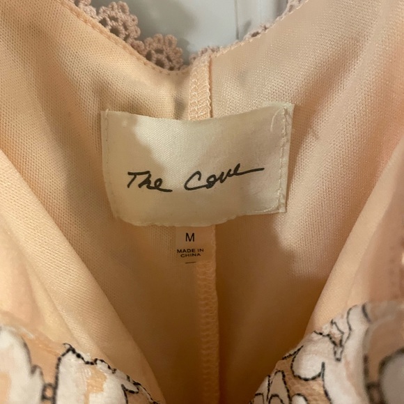 Laced peach colored romper - Picture 2 of 2